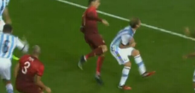 组图:C罗轰天窝心脚撂翻对手 内疚急摆手+苦笑