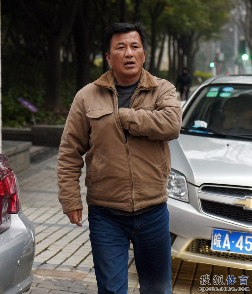 高清:高峰打人事件目击者现身 遭媒体记者围堵