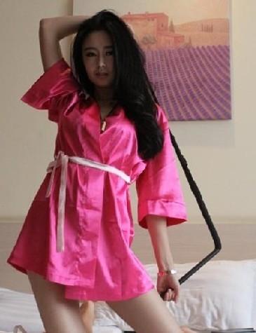 富家<em>女</em>穿<em>睡衣</em>床上铺满钱秀性感大肆炫富(组图