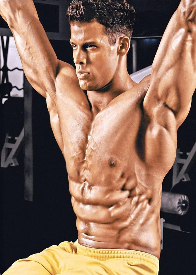 【转载】 拥有傲人胸肌的肌肉男