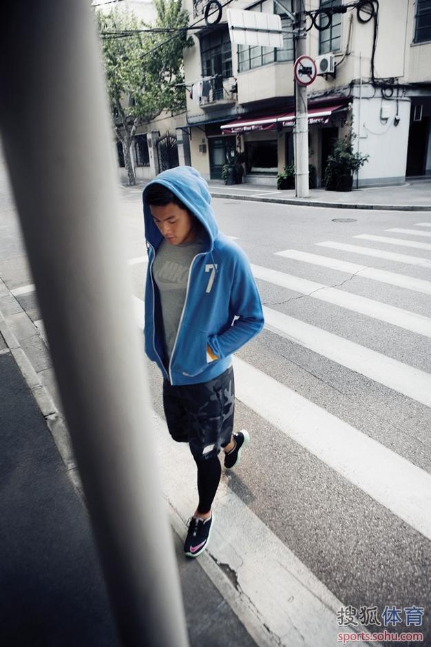 高清:申花球衣细节展示 模特王大雷演蓝色魅力