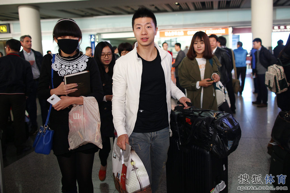 独家图:张继科随队返京 机场遭女粉丝围堵献花