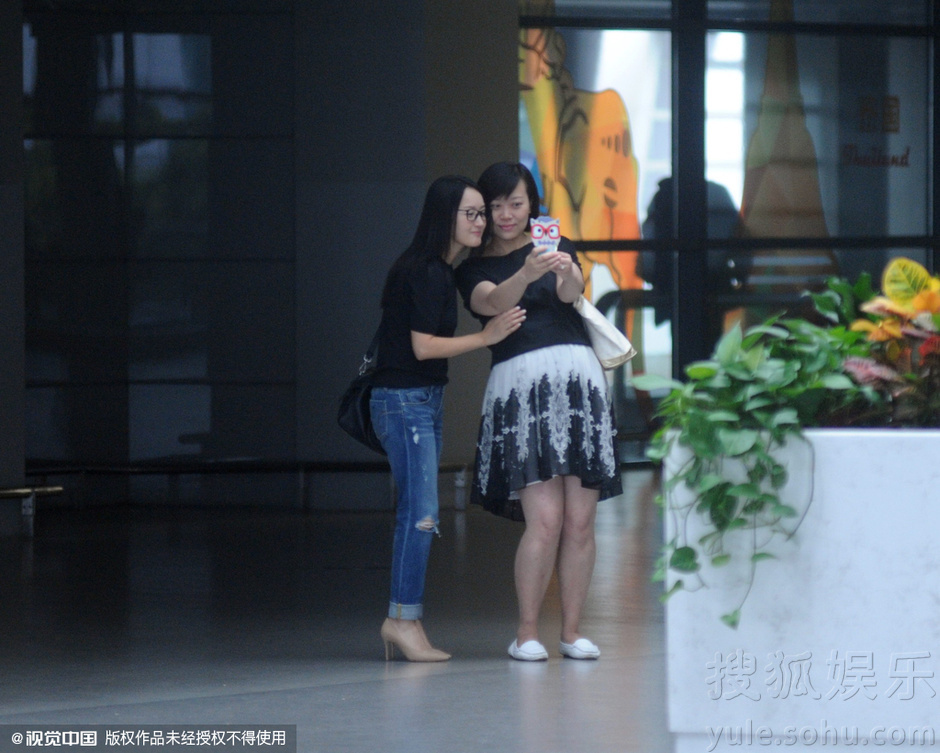 搜狐娱乐讯 近日,杨钰莹出现在上海浦东机场,当天黑色上衣配牛仔裤的杨钰莹一走出机场便见到相熟的孕妇粉丝,两人边走边聊相当熟络的样子,临走前杨钰莹还不忘和粉丝自拍一张。