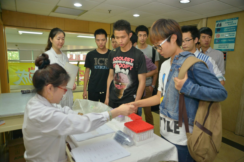 实拍上海夏季征兵现场 <em>男大学生穿内裤体检</em>67