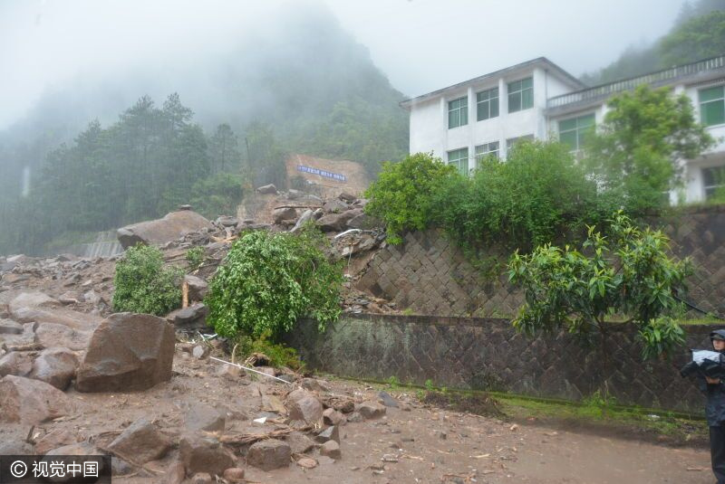 正在救援  福建 山体 滑坡 33人仍 失联 -新闻图片库