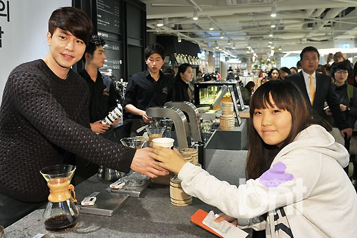 李栋旭出席某咖啡店开业活动 变身一日咖啡师