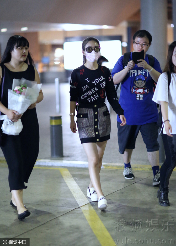 赵丽颖穿短裙现身炫美腿 七夕获粉丝献花表白