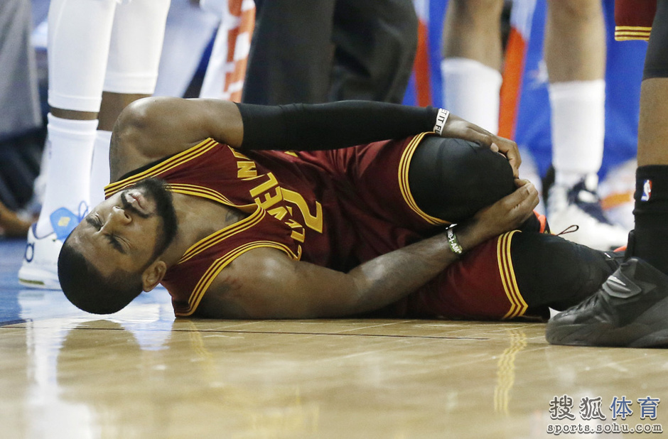 疼!欧文防威少惊魂受伤 膝盖被戳满地打滚(图)