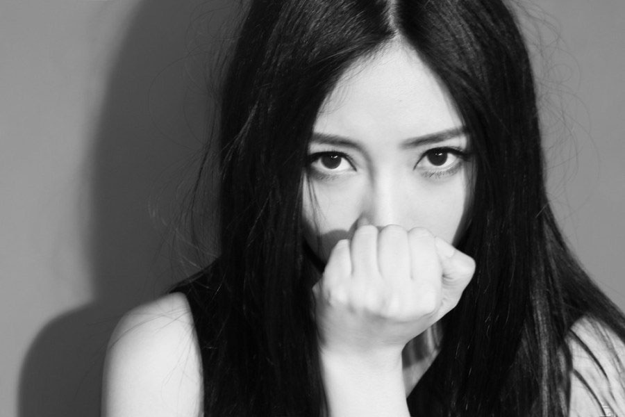 柳岩 黑白写真散发成熟<em>优雅</em>独立<em>女性气质</em>5927