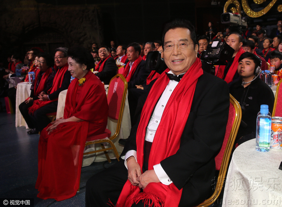 陕西卫视鸡年春晚:李双江红围巾献歌神采奕奕(图)