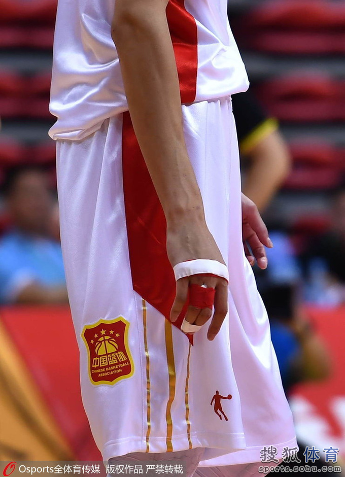 高清图:全运篮球辽宁战新疆 周琦手指受伤流血