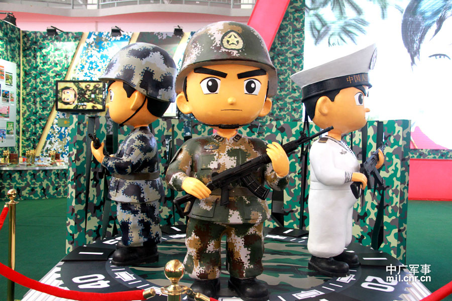 解放军人偶在国际动漫展上卖萌5620945-军事