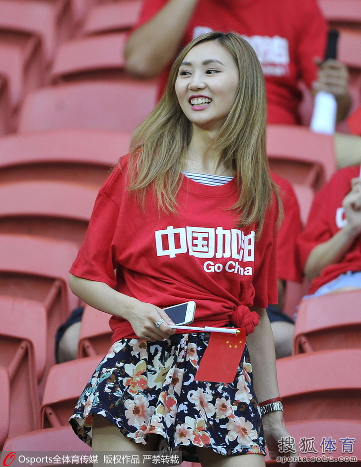 <em>亚洲</em>杯14日<em>美女</em>汇总:清纯妹惊为天人 胸<em>插</em>国旗