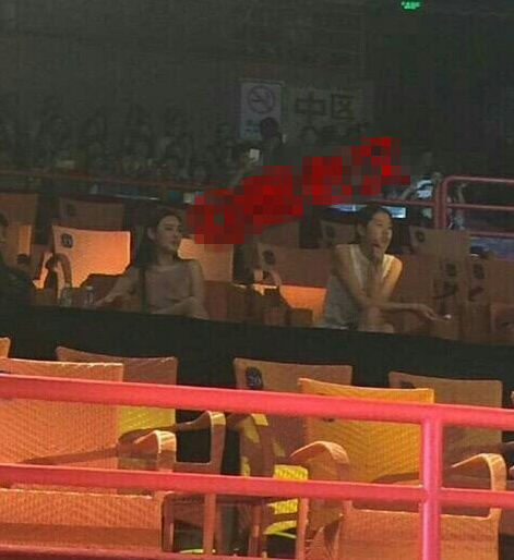 张馨予广州捞金 与男子牵手相拥离开 - 突袭新