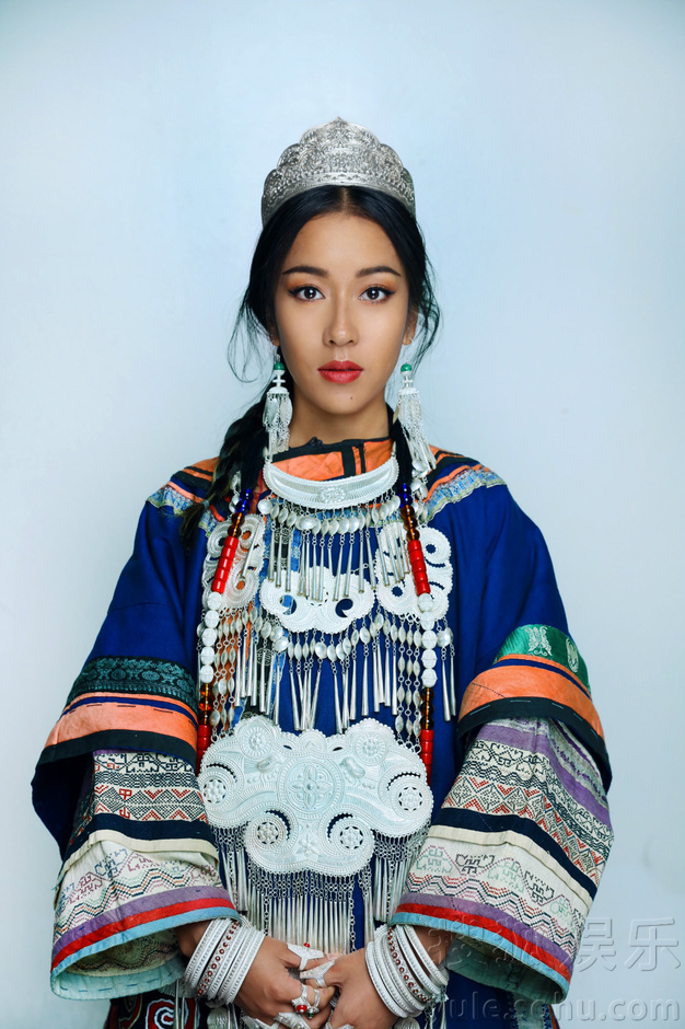 吉克隽逸穿文物二登春晚 黑姑娘竟可以这么美