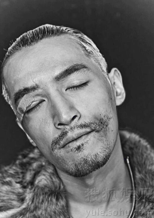 胡歌荷尔蒙爆棚!蓄须抽烟尽显颓废雅痞范儿-娱