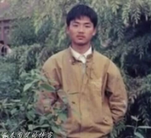 弹吉他的少年!刘强东20年前旧照曝光8253845