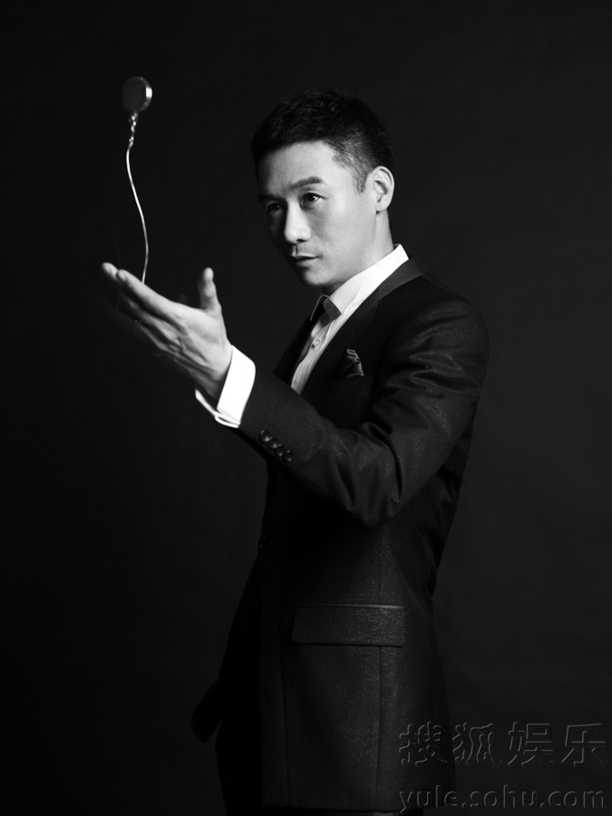 高虎曝光黑白时尚大片 帅气演绎都市型男风范