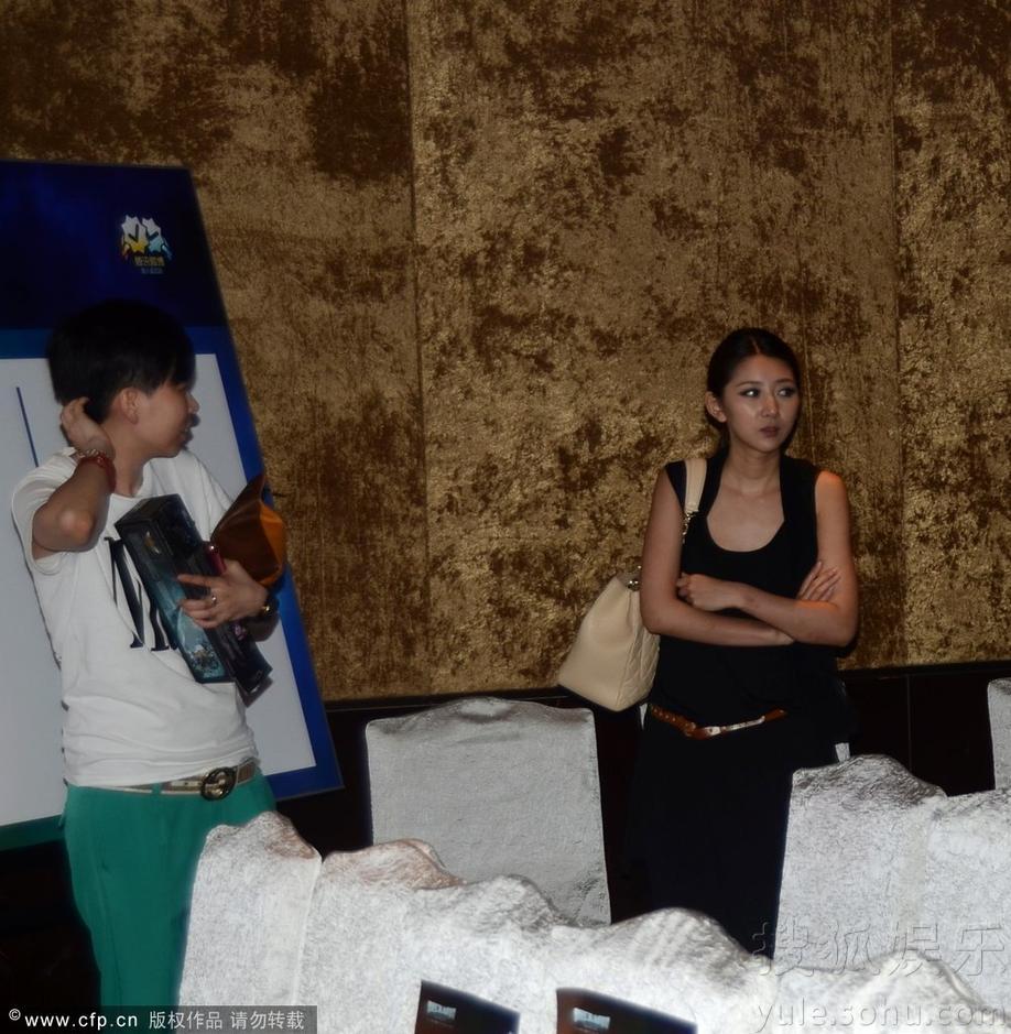 陈一冰与粉丝亲切合影碰见闫凤娇忙避嫌5305045-娱乐频道图片库-大视野-搜狐!!!