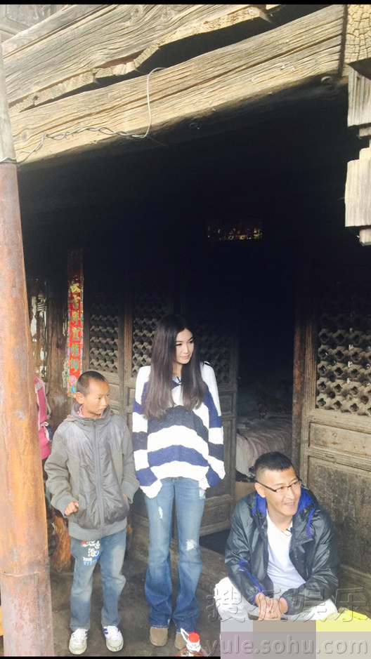 旅行日记!温碧霞行走乡间 穿着清新笑容甜美