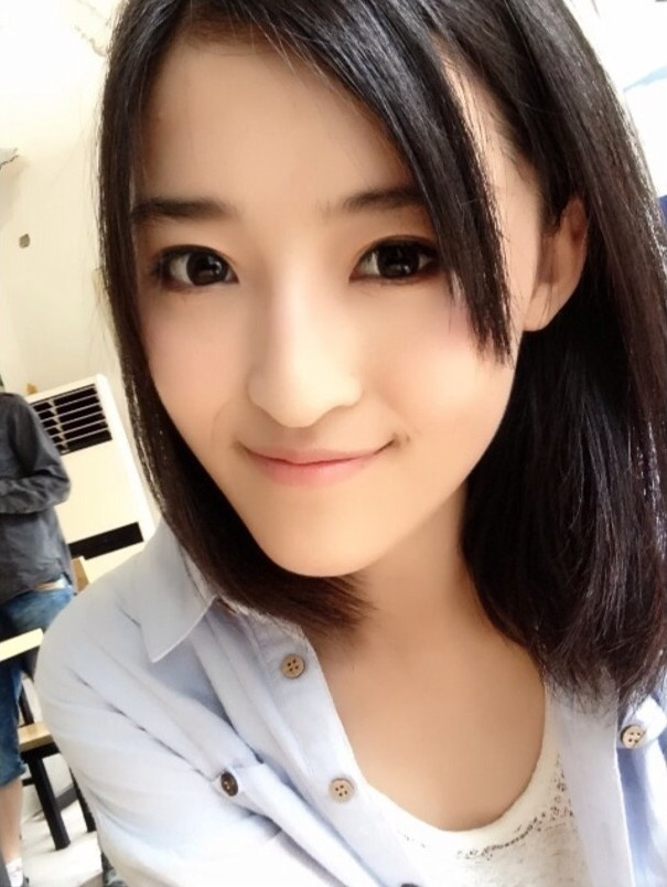 央视体育主播甜美清新 大眼有神微笑迷人