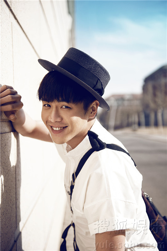 张若昀全新街拍曝光 肆意漫步街头阳光帅气79