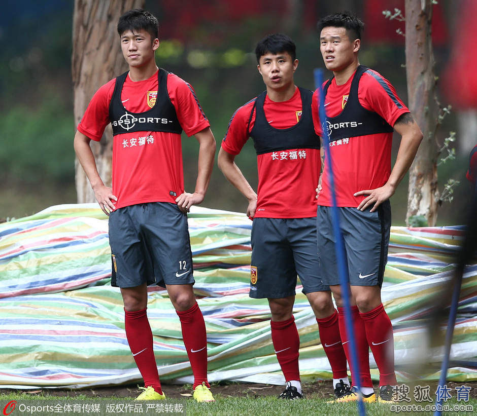 高清:国足众将身体素质训练 武磊吴曦全情投入