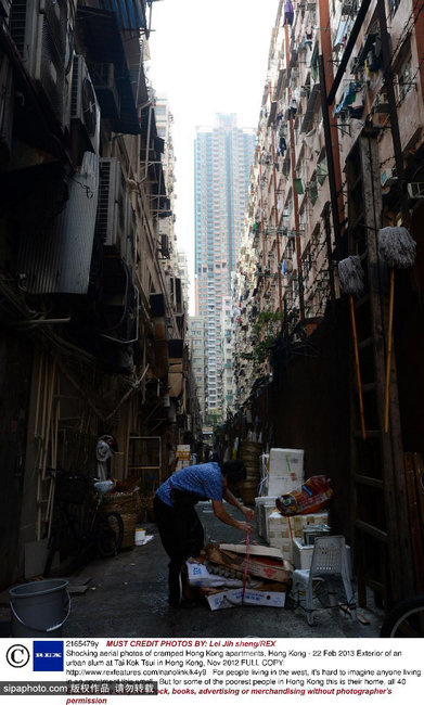 俯瞰香港贫民区低收入家庭的蜗居生活577944