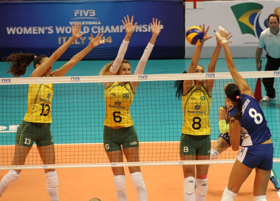 高清:<em>巴西女排</em>3-0俄罗斯队 球童与吉祥物互动7