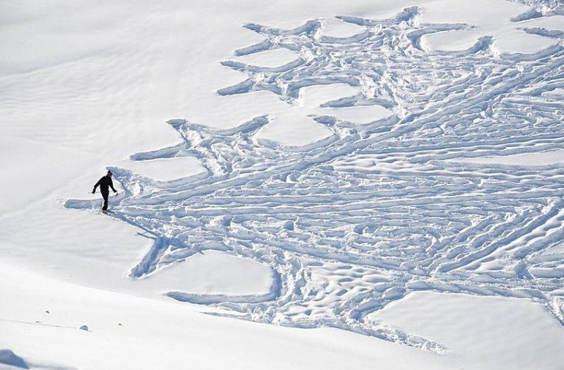 手绘雪地简笔画