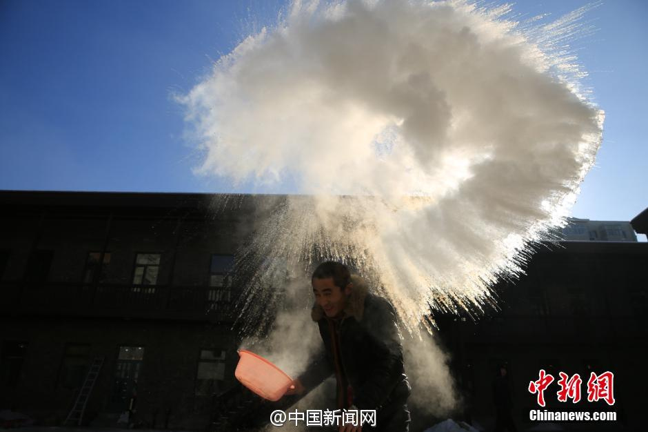 东北特产？哈尔滨大寒天气“泼水成冰”(图)