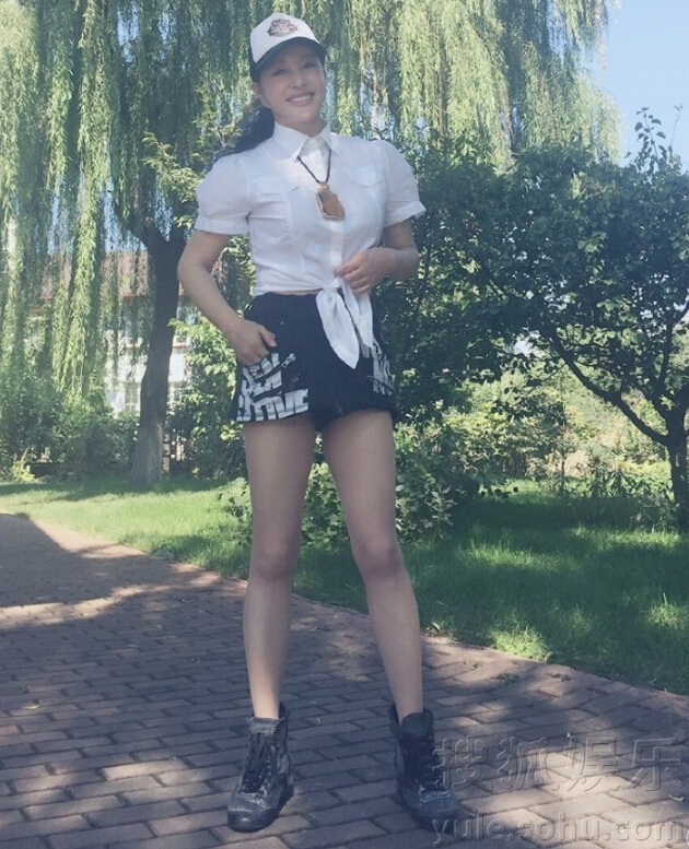 刘晓庆白<em>衬衫</em>傲然挺胸 <em>超短裤</em>秀<em>美腿</em> - 粉丝网