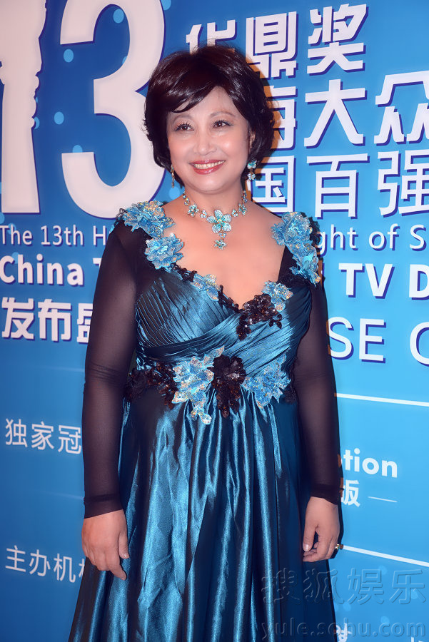 戏骨徐松子亮相华鼎奖红毯 长裙礼服优雅高贵