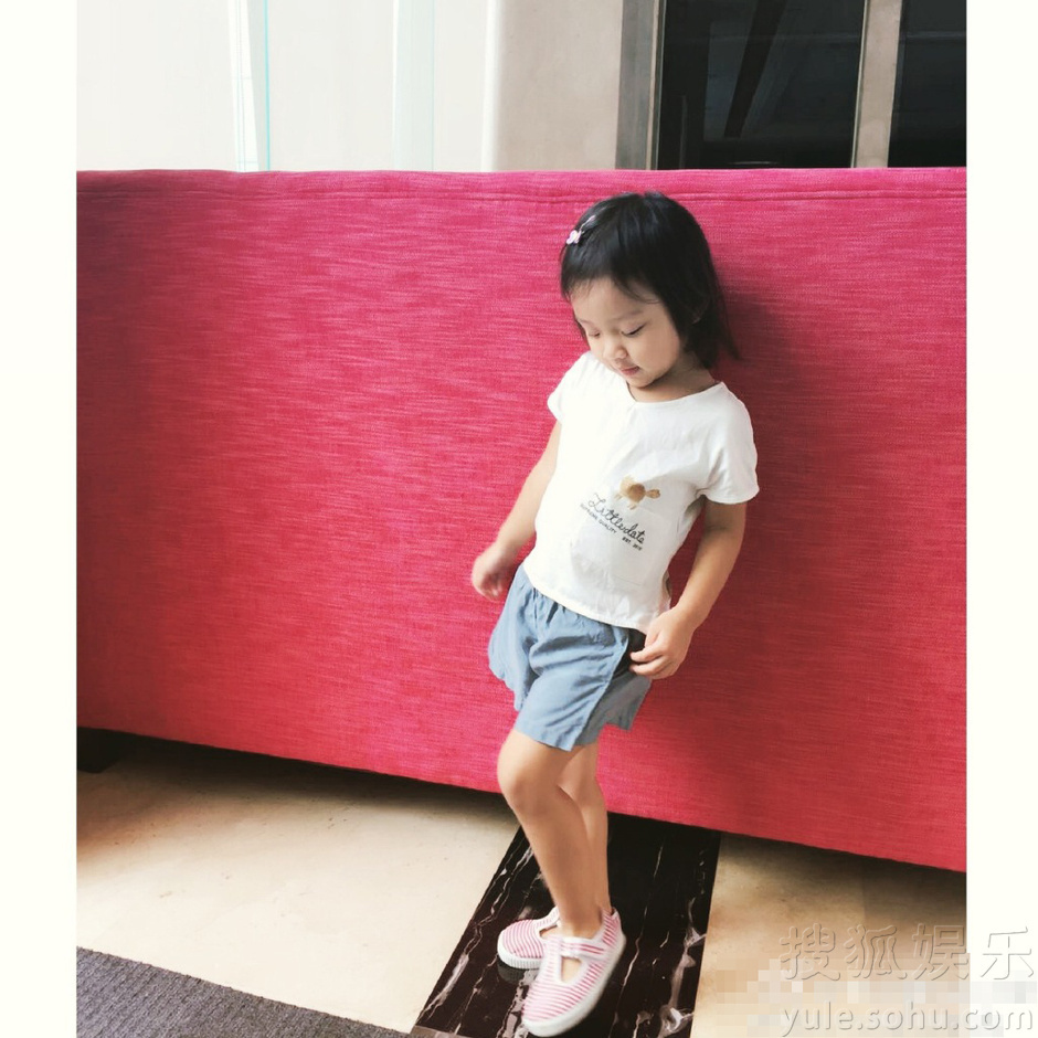 李小璐晒甜馨街拍呆萌照 举手投足星范儿十足