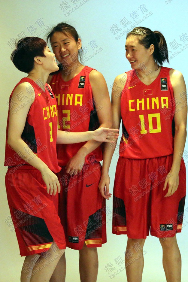 独家图:女篮出征土耳其世锦赛 拍摄官方定装照