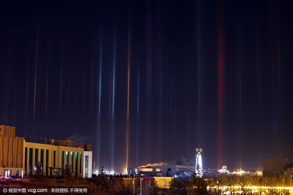 "图为12月30日,内蒙古锡林浩特市夜空中出现罕见日柱景观.