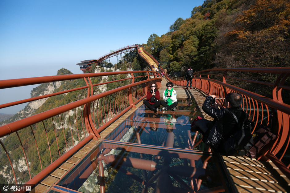 少华山悬空玻璃栈道:秋色如画客如潮8785849-新闻图片库-大视野-搜狐