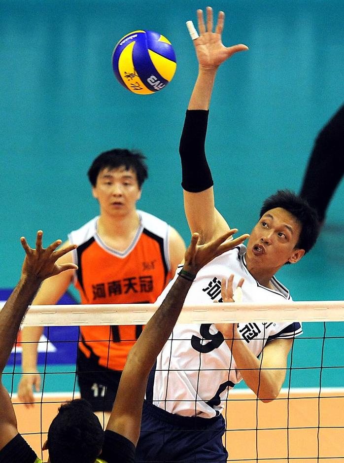 精英赛河南男排2-3印度 吉喆飞身扣球帅气(图)