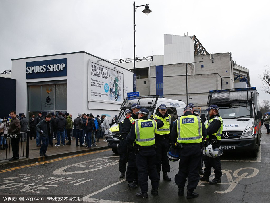 组图:北伦敦德比球迷斗殴 防暴警出动维持治安