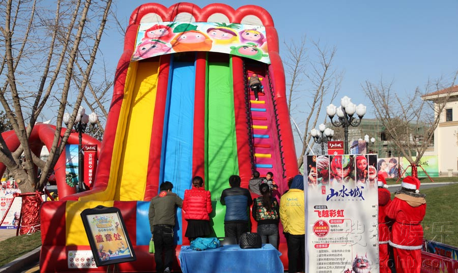 众多小朋友在家长的陪同下玩得不亦乐乎,沉浸在梦幻的动漫狂欢大派对