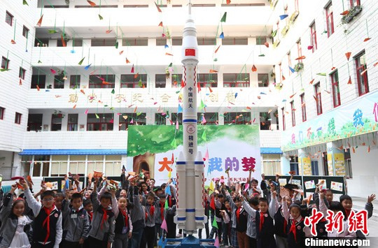 2013年10月29日,南京火瓦巷小学的孩子们在该校师生们用环保材料亲手制作的火箭模型前欢呼。当日,南京举办小学生大树下我的梦主题活动,集中进行小学生综合素质教育才艺展示,同时现场放飞纸飞机,预示着孩子们的梦想会飞的更高更远。