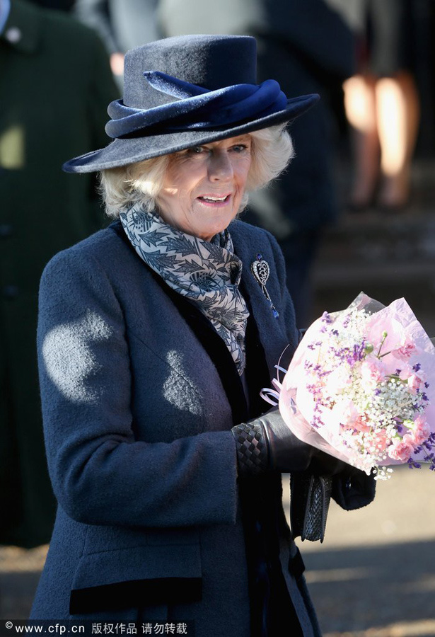 凯特王妃与威廉秀恩爱 与女王出席圣诞礼拜活