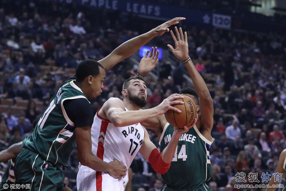 高清图:猛龙擒雄鹿 德罗赞暴扣字母哥飘逸上篮