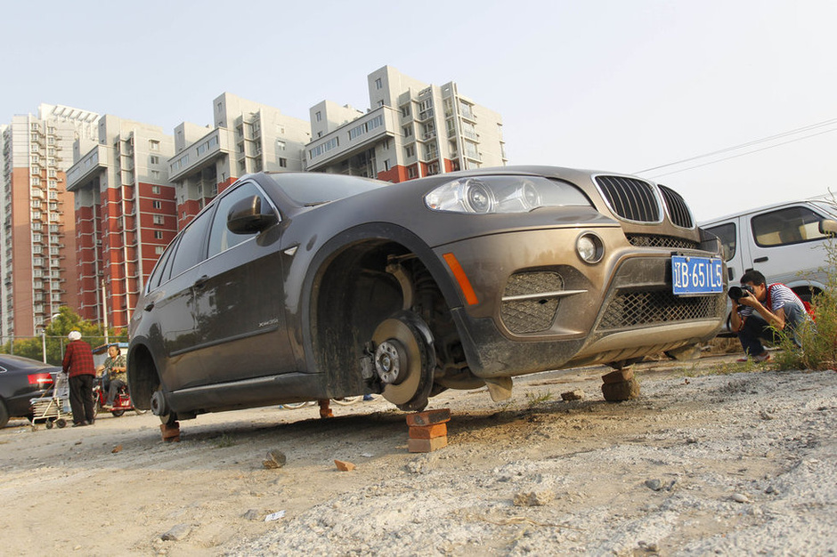 北京小区轿车<em>轮</em>被盗成轿子5511353-新闻图片