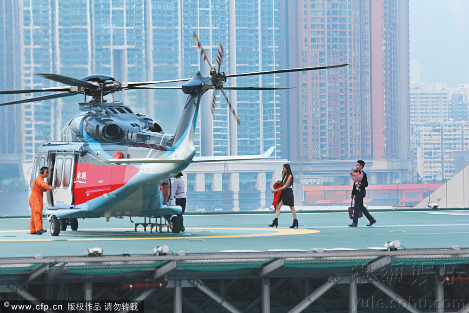 何超盈毕业礼与四太合影 获陈柏熹亲密揽肩6051653-娱乐频道图片库-大视野-搜狐