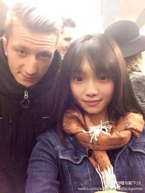 中国妹子伦敦地铁偶遇德国队 与格策 罗伊斯 合