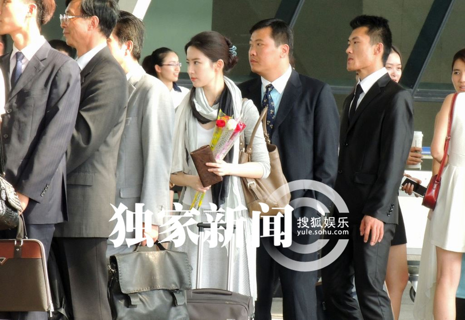 独家:刘亦菲与宋承宪机场拍戏 怕晒纸扇上阵7