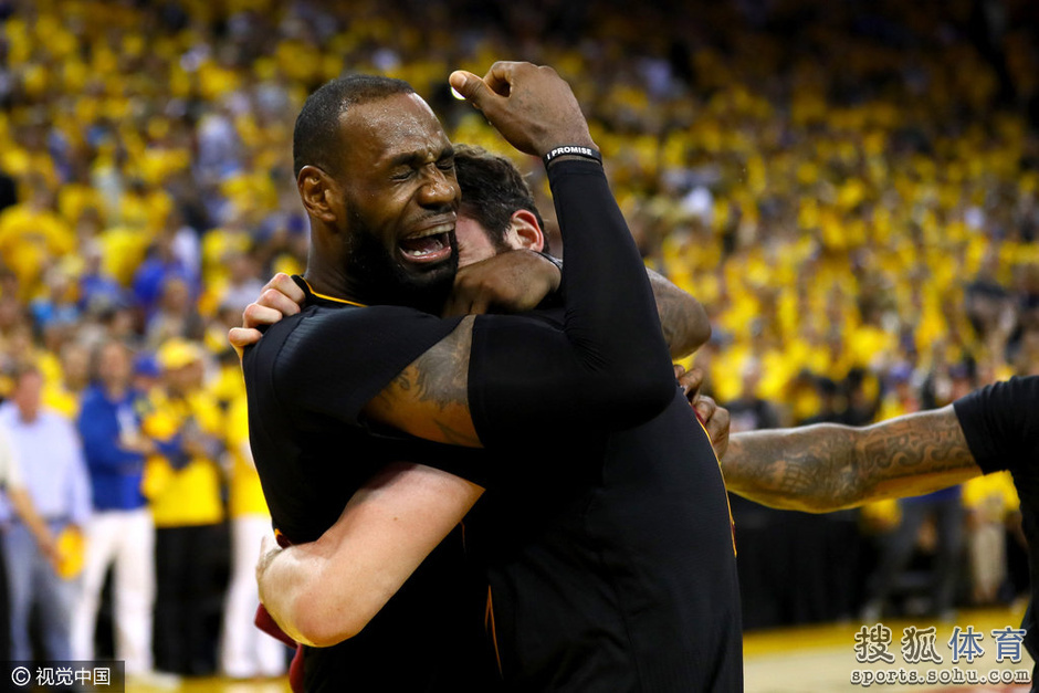 高清图:詹皇尽情释放大哭 拥抱队友乐福成泪人