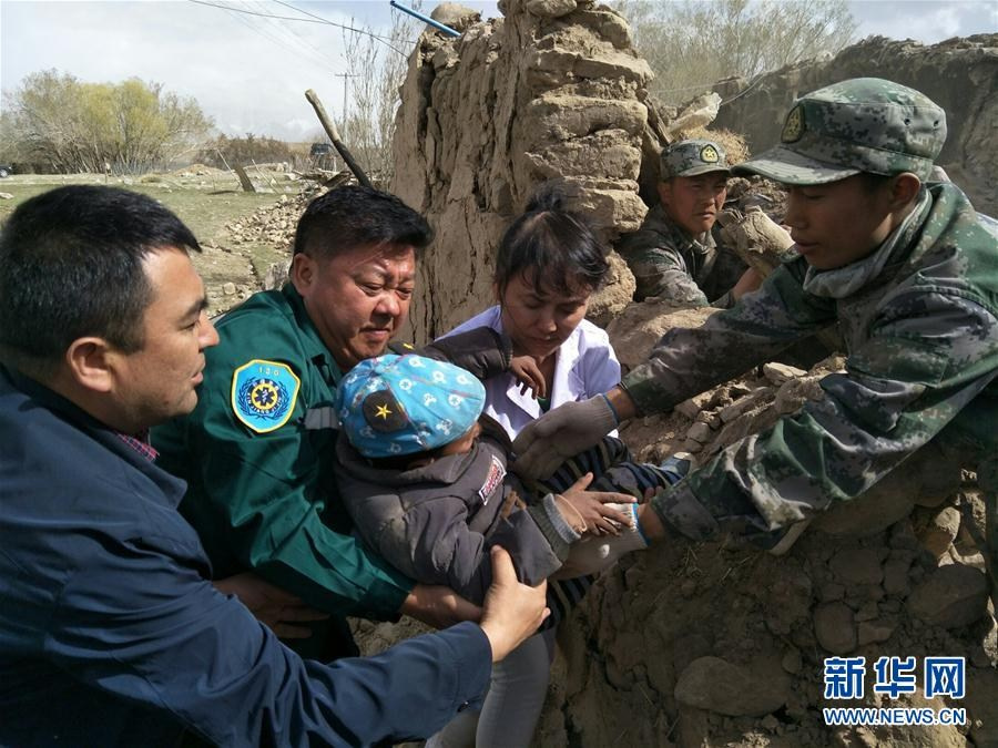 解放军官兵从废墟中救出一名塔吉克族儿童89