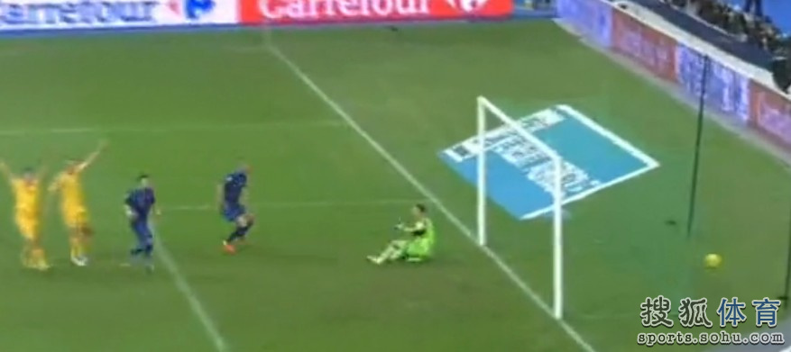 法国生死战边裁连误判 好球被吹越位球有效(图
